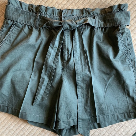 Liz Claiborne army green shorts with pockets, size 12 - Picture 4 of 6